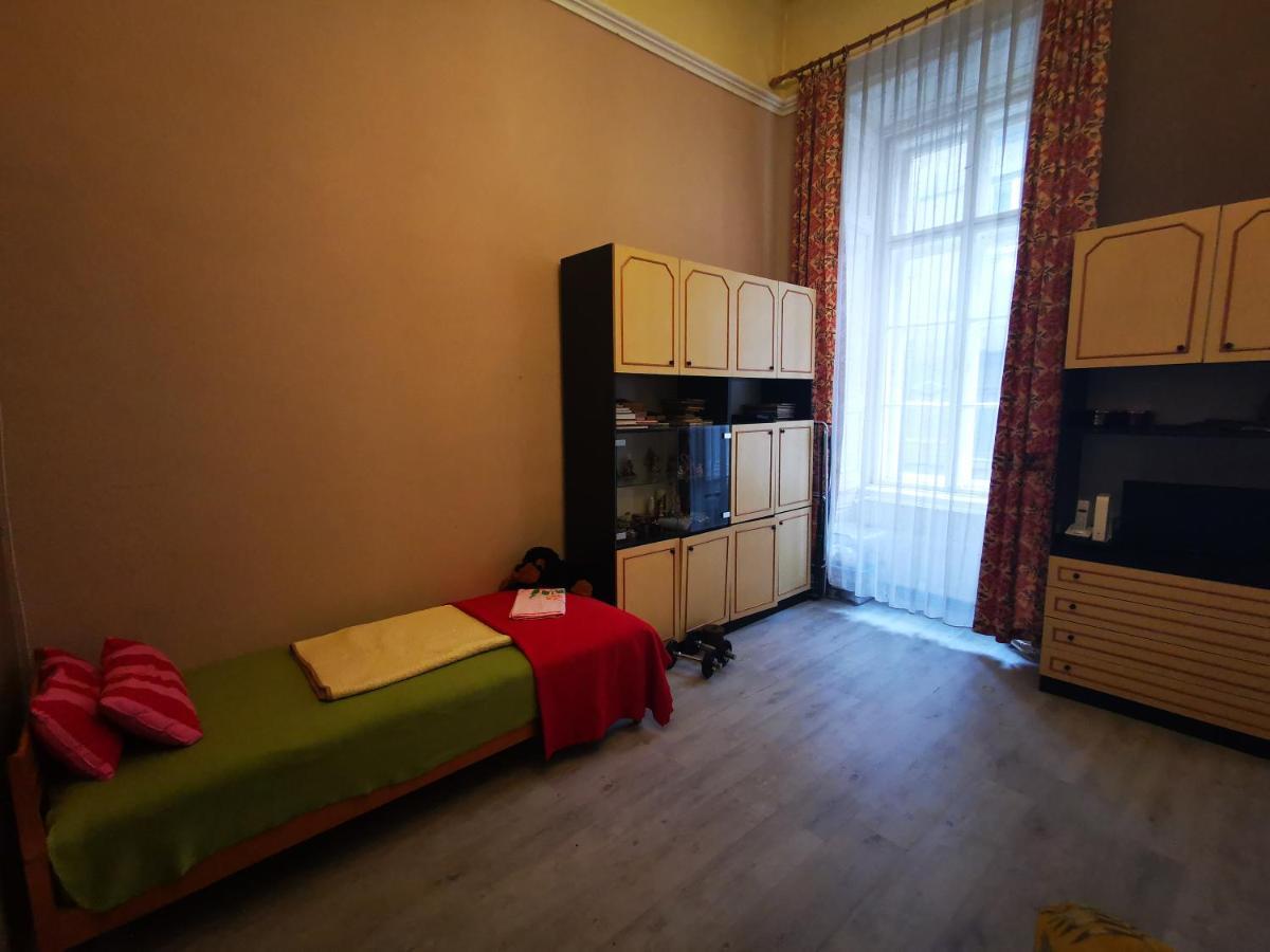 Apartment Dob In The Party District *