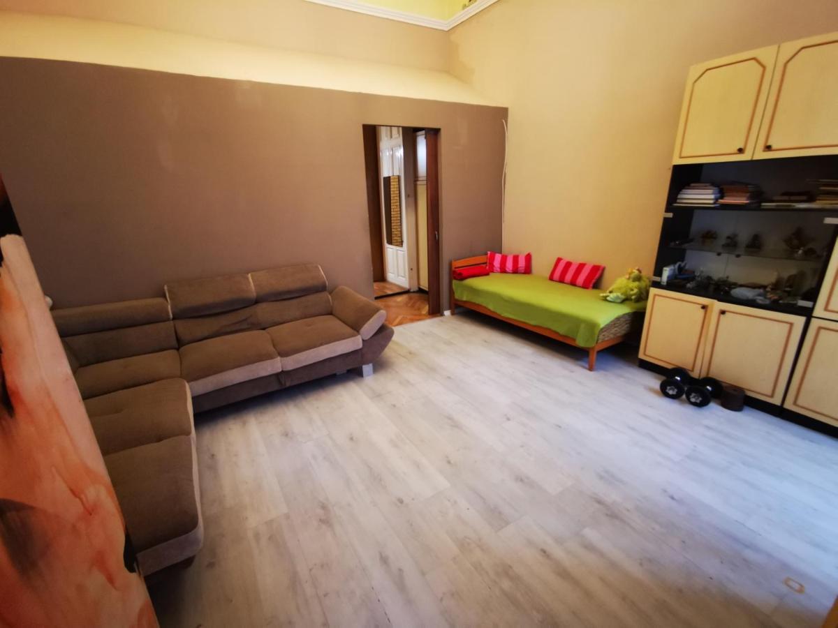 Apartment Dob In The Party District *