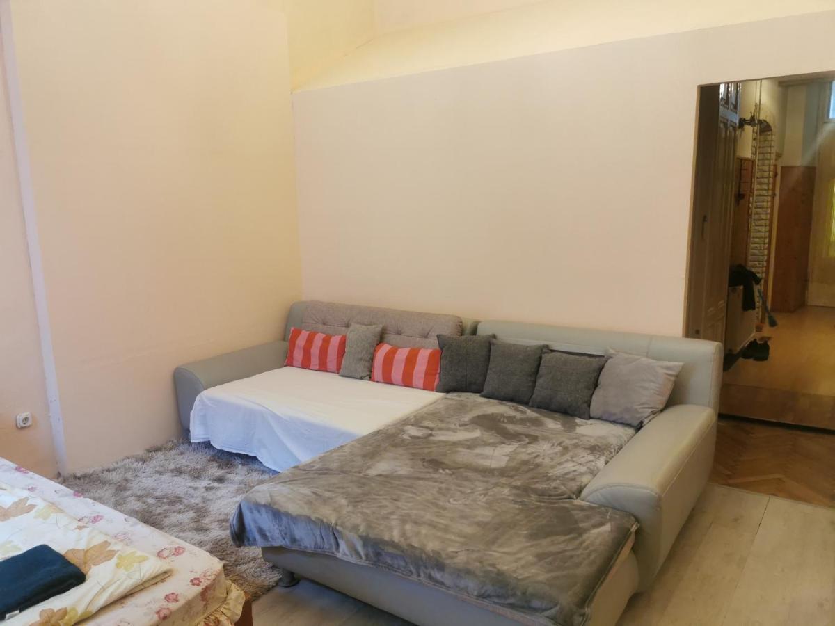 Apartment Dob In The Party District *